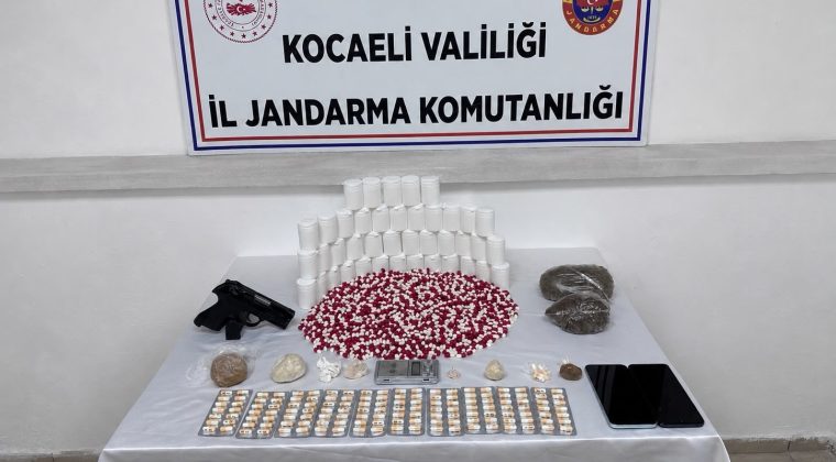 Jandarmadan torbacıya darbe: Gösterdiği her yerden uyuşturucu çıktı