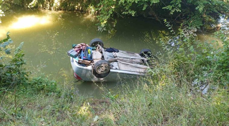 Otomobil dereye yuvarlandı, sürücü yaralandı