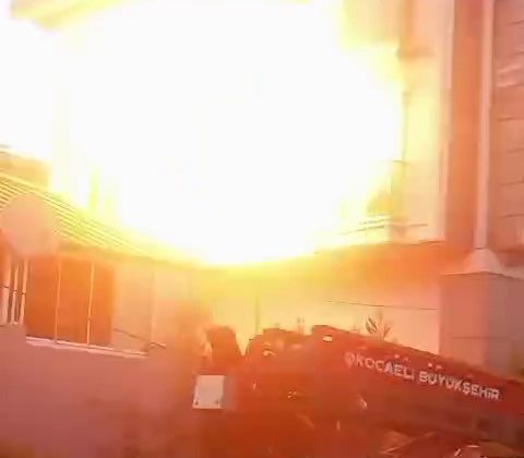 4 katlı binada yangın: Doğalgaz bomba gibi patladı