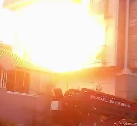 4 katlı binada yangın: Doğalgaz bomba gibi patladı
