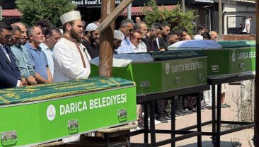 Denizde cansız bedenleri bulunan 3 kardeşin tabutları yan yana dizildi
