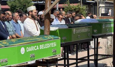 Denizde cansız bedenleri bulunan 3 kardeşin tabutları yan yana dizildi