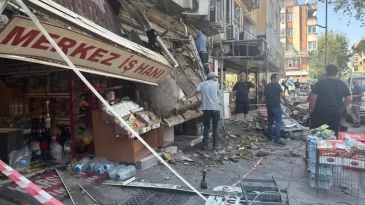 Kocaeli’de tadilat sırasında yıkım: 1 kişi mahsur kaldı, ustalar yaralandı!
