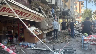 Kocaeli’de tadilat sırasında yıkım: 1 kişi mahsur kaldı, ustalar yaralandı!