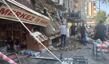 Kocaeli’de tadilat sırasında yıkım: 1 kişi mahsur kaldı, ustalar yaralandı!