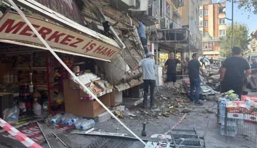 Kocaeli’de tadilat sırasında yıkım: 1 kişi mahsur kaldı, ustalar yaralandı!
