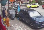 Kocaeli’de feci kaza: Kontrolden çıkan otomobil kaldırımdaki yayaları ezdi