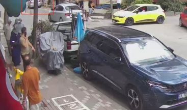 Kocaeli’de feci kaza: Kontrolden çıkan otomobil kaldırımdaki yayaları ezdi