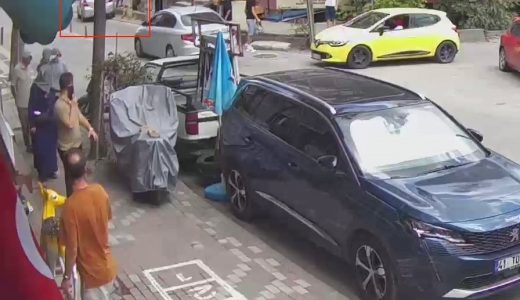Kocaeli’de feci kaza: Kontrolden çıkan otomobil kaldırımdaki yayaları ezdi
