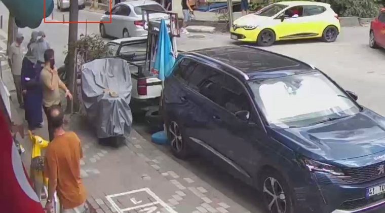 Kocaeli’de feci kaza: Kontrolden çıkan otomobil kaldırımdaki yayaları ezdi