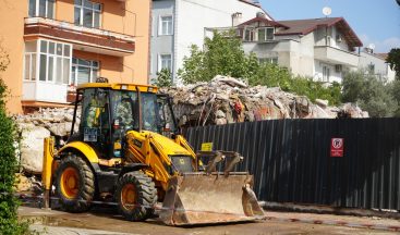 Temel kazısı evi yıktı! Eşyalarını bile alamadan dışarı fırladılar