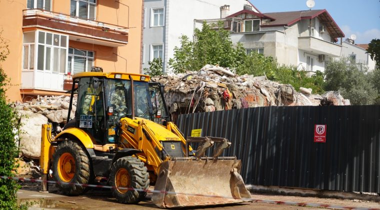 Temel kazısı evi yıktı! Eşyalarını bile alamadan dışarı fırladılar