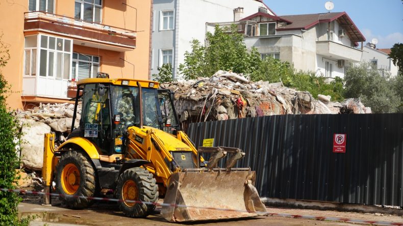 Temel kazısı evi yıktı! Eşyalarını bile alamadan dışarı fırladılar