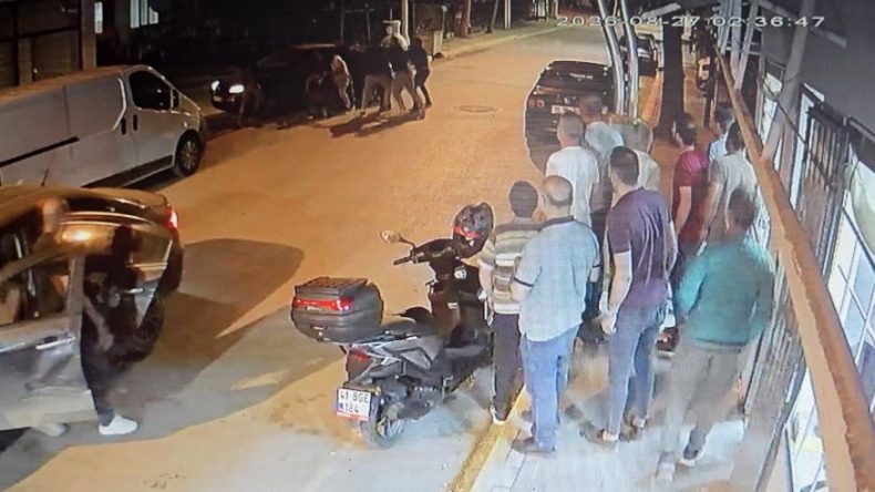 İki aile cadde ortasına birbirine girdi: Dehşete düşüren görüntüler