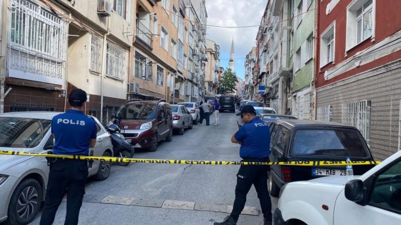 Emekli polis eşini ve çocuğunu öldürdükten sonra kendini vurdu