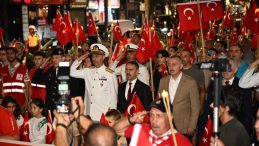 Zafer Bayramı’nda İzmit sokakları fener alayıyla aydınlandı