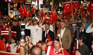 Zafer Bayramı’nda İzmit sokakları fener alayıyla aydınlandı