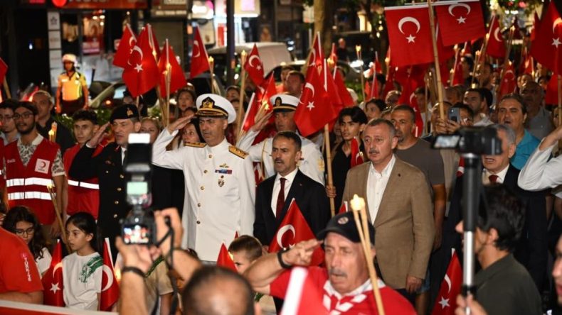 Zafer Bayramı’nda İzmit sokakları fener alayıyla aydınlandı