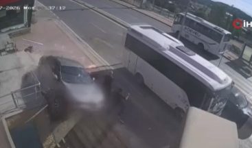 Otomobil merdiven boşluğuna uçtu: Faciadan dönülen anlar kameraya yansıdı