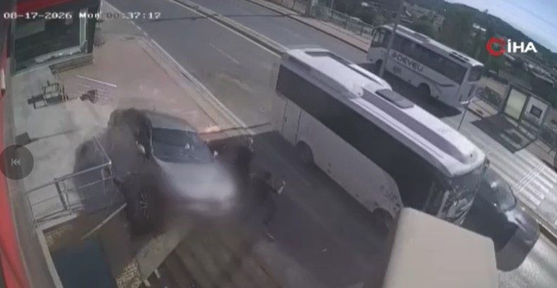 Otomobil merdiven boşluğuna uçtu: Faciadan dönülen anlar kameraya yansıdı