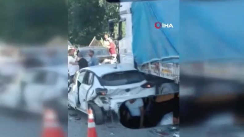 Kocaeli’nin iki ilçesinde 8 araç zincirleme kazaya karıştı