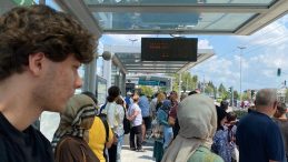 İzmit Milli İrade Meydanı’nda tramvay arızası: Yolcular tahliye edildi!