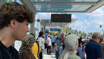 İzmit Milli İrade Meydanı’nda tramvay arızası: Yolcular tahliye edildi!