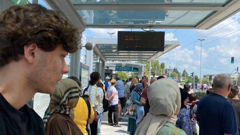 İzmit Milli İrade Meydanı’nda tramvay arızası: Yolcular tahliye edildi!