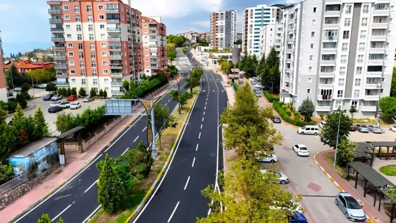 İzmit’in 17 yıllık yolu baştan aşağı yenilendi