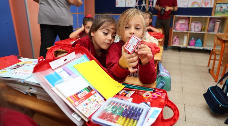 Başiskele’de minik öğrencilere eğitim desteği: 1.963 öğrenciye kırtasiye seti