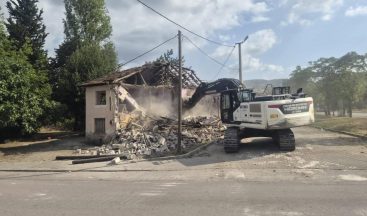 Gölcük’te tehlike oluşturan 2 metruk bina yıkıldı