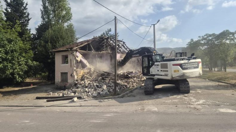 Gölcük’te tehlike oluşturan 2 metruk bina yıkıldı