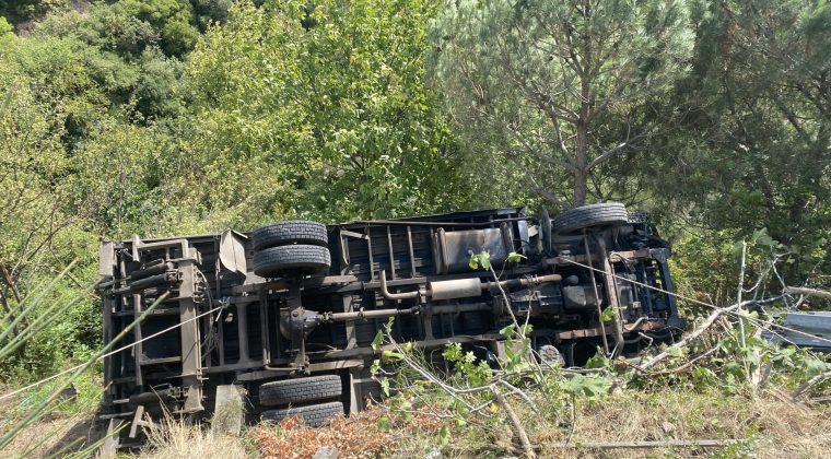 Kocaeli’de araç şarampole yuvarlandı