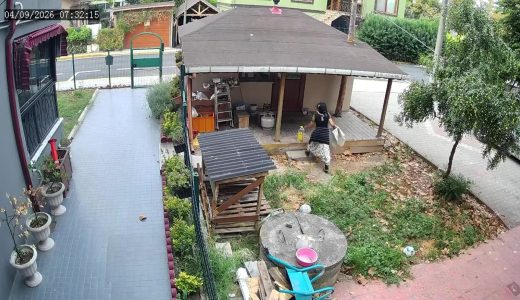 Çöp arabasıyla bahçe yağması: Tencereden yağa ne buldularsa götürdüler