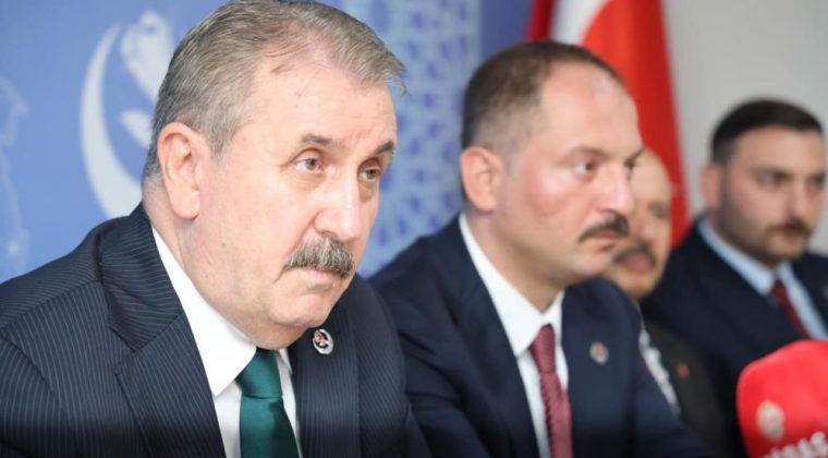 BBP Lideri Destici Kocaeli’de konuştu: “40-50 bin kişinin gittiği maçta 1 tane Türk bayrağı yok”