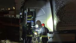 Yoldan çıkan tır bariyerleri aştı, sürücü kayıplara karıştı