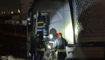 Yoldan çıkan tır bariyerleri aştı, sürücü kayıplara karıştı
