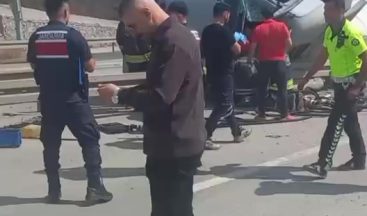 Beton mikseri devrildi, araçta sıkışan sürücü yaralandı