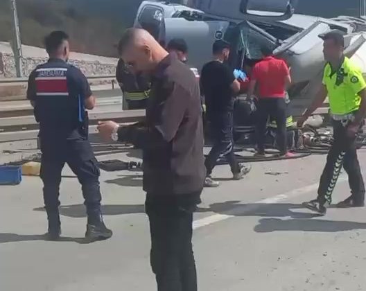 Beton mikseri devrildi, araçta sıkışan sürücü yaralandı