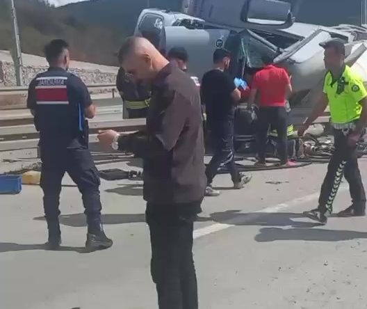 Beton mikseri devrildi, araçta sıkışan sürücü yaralandı