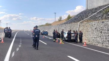 Seyir halindeki otomobile silahlı saldırı: 1 ölü
