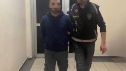 Kendisini polis olarak tanıtıp 3,5 milyon lira dolandırdı, kuyumcuda altın alırken yakalandı