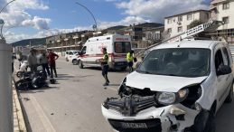 Hafif ticari araç ile çarpışan motosikletli ağır yaralandı