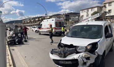 Hafif ticari araç ile çarpışan motosikletli ağır yaralandı