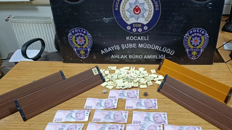 Gölcük’te kahvehanede kumar denetimi: 4 kişiye 46 bin lira ceza