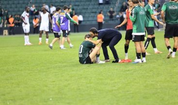 Selçuk İnan, Berkan Kutlu’yu maç sonu alnından öptü