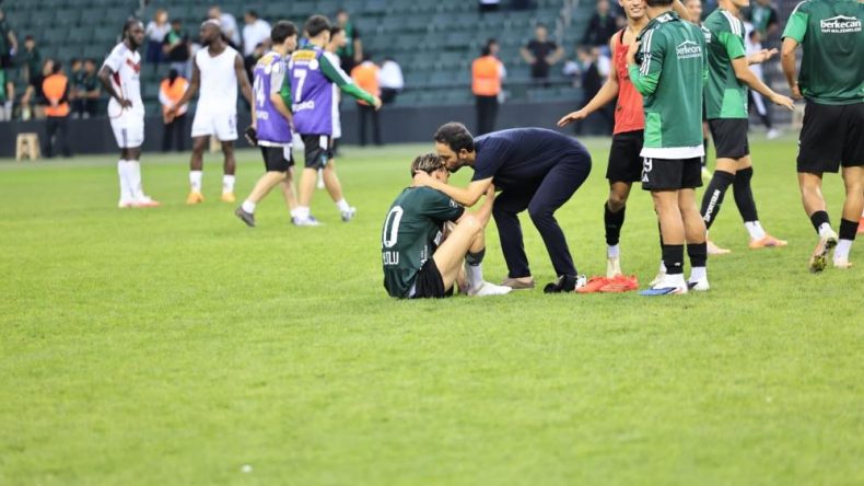 Selçuk İnan, Berkan Kutlu’yu maç sonu alnından öptü