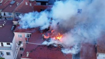 Kocaeli’de binanın çatısı alev alev yandı