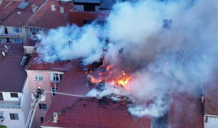 Kocaeli’de binanın çatısı alev alev yandı