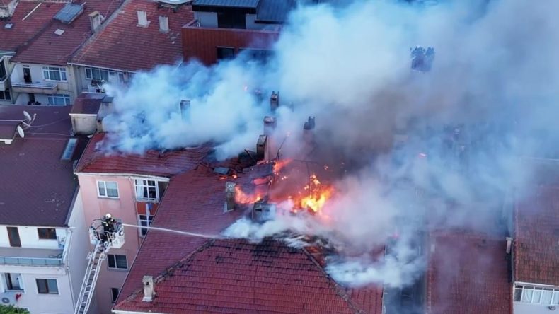 Kocaeli’de binanın çatısı alev alev yandı